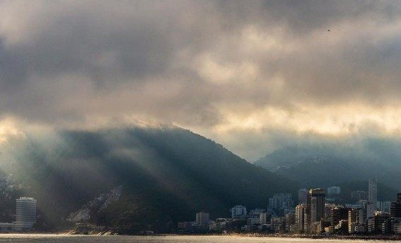 Rio entra em estágio de atenção e chuva cai nas Zonas Central e Norte