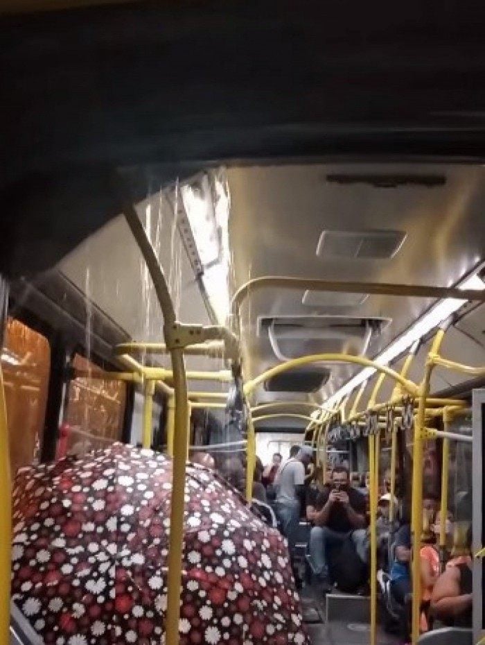 Passageira Usa Guarda Chuva Dentro De BRT Na Zona Oeste Do Rio MH Geral