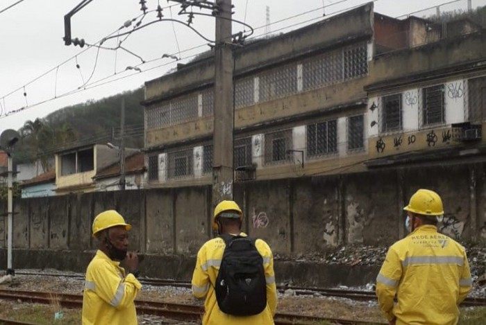 Trens do ramal de Belford Roxo voltam a circular após tiro acertar a