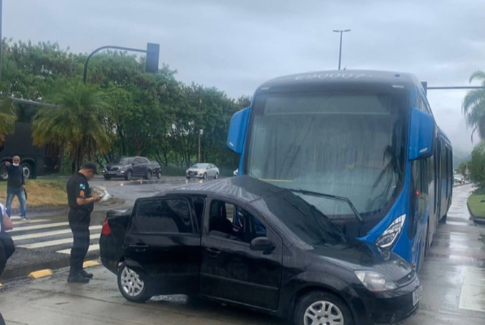 Carro Faz Retorno Irregular Em Pista Exclusiva Do Brt E Atingido Mh