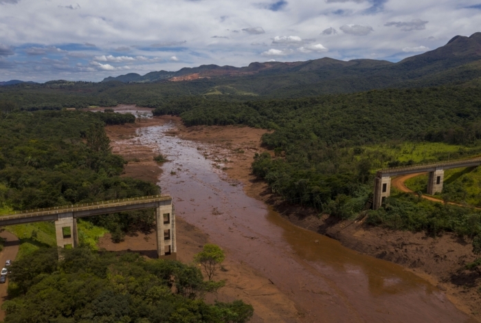 Aerial view of rail bridge taken down by a mudslide after the collapse, two days ago, of a dam at an iron-ore mine belonging to Brazil's giant mining company Vale near the town of Brumadinho, state of Minas Gerias, southeastern Brazil, on January 27, 2019. - Communities were devastated by a dam collapse that killed at least 37 people at a Brazilian mining complex -- with hopes fading for 250 still missing. A barrier at the site burst on Friday, spewing millions of tons of treacherous sludge and engulfing buildings, vehicles and roads. (Photo by Mauro PIMENTEL / AFP)