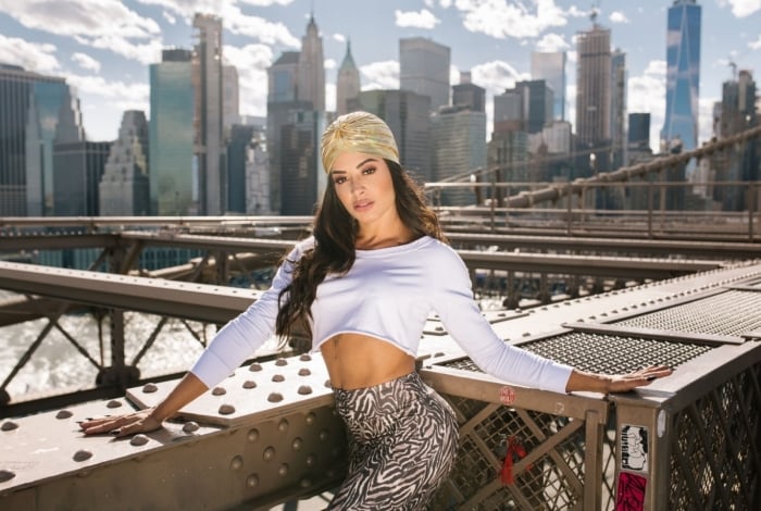 Aline Riscado posa para ensaio em Nova York