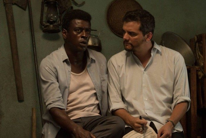 Seu Jorge e o diretor Wagner Moura no set de 'Marighella' 