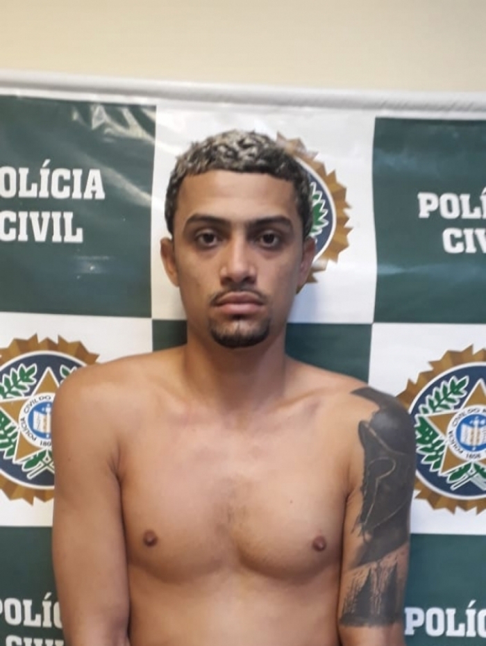 O traficante foi preso com espingarda e drogas