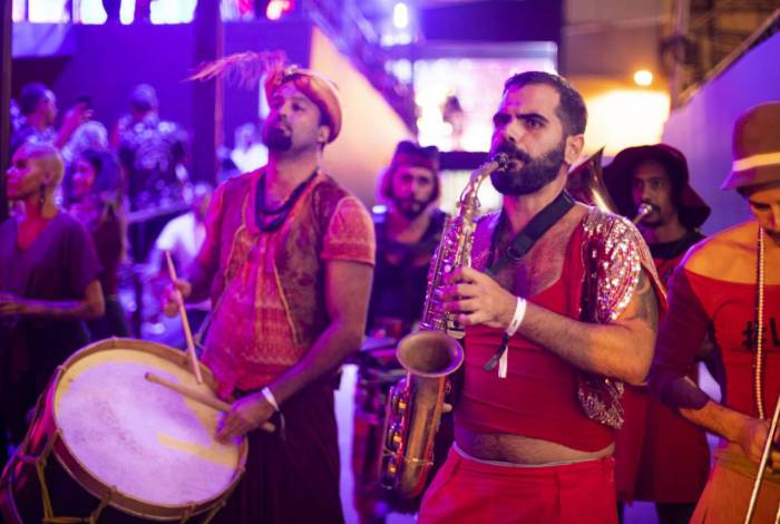 Carnaval de rua invade Sapucaí