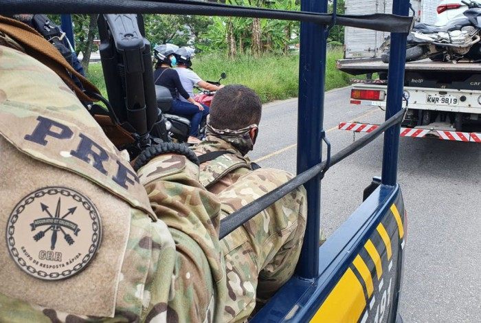 Policiais rodoviários federais durante a operação