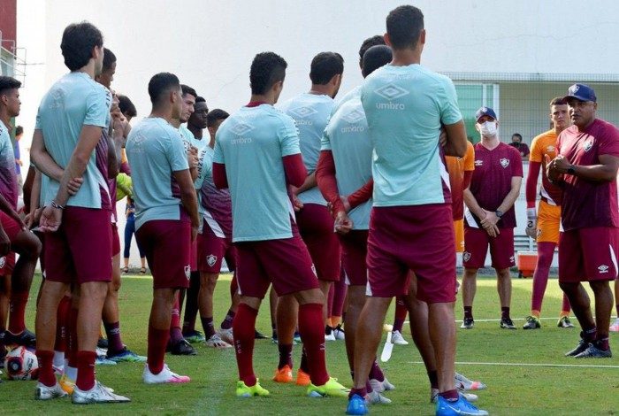 Roger Machado comanda treino do Fluminense