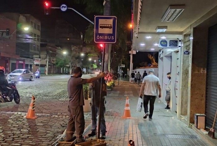 Ponto de ônibus da Rua Moisés Amélio, no centro de Nova Fribrugo, mudou de local
