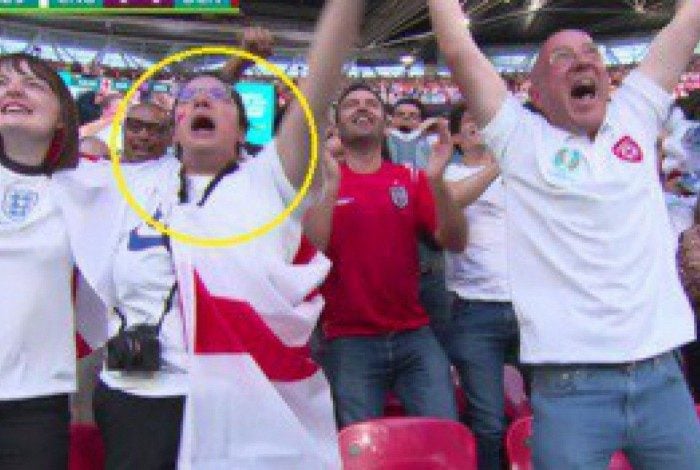 Nina Farooqi comemorando o gol de Harry Kane