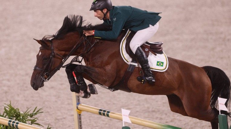 Cavalo sofre lesão durante prova dos Jogos Olímpicos e é