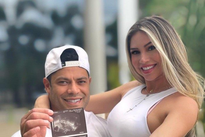 Hulk Paraíba posa com todos os filhos e Camila Ângelo em passeio