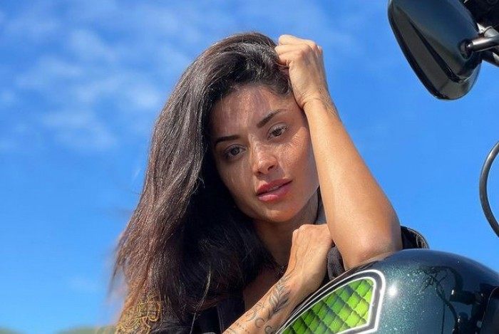 Aline Riscado esbanja beleza ao posar com moto