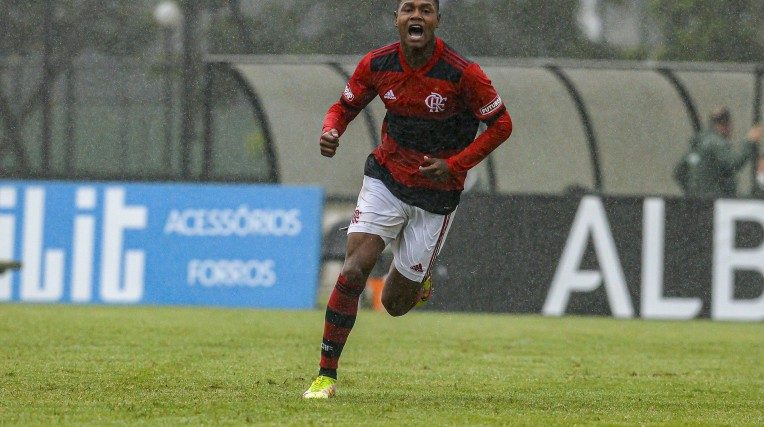 Torcedores do Flamengo criticam promessa da base que saiu do clube