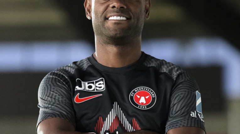 Ex-Corinthians, Vagner Love chega ao Cazaquistão e não tem data