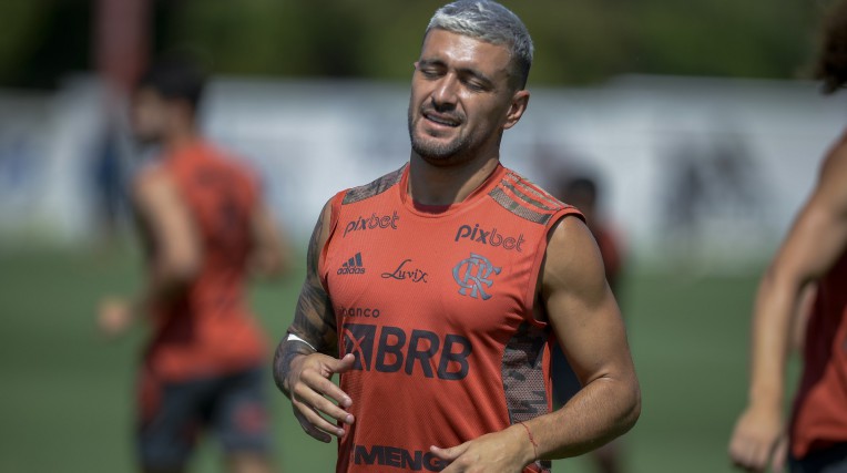 Arrascaeta é convocado e poderá desfalcar o Flamengo em clássico