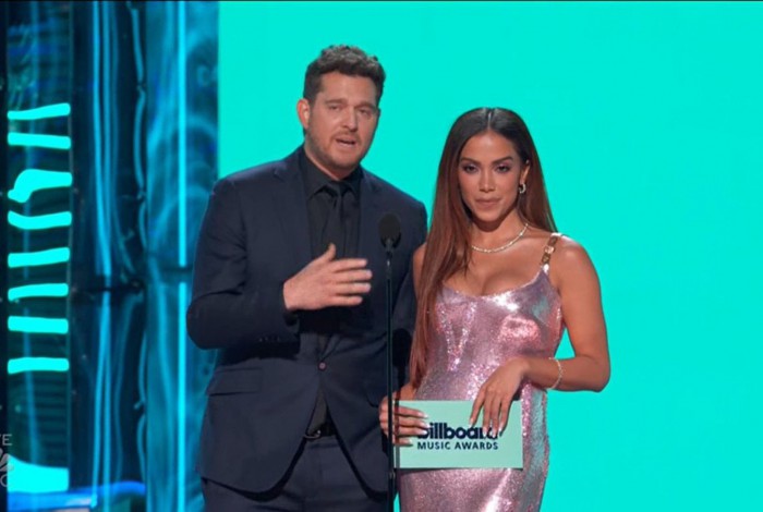 Anitta falou três línguas ao apresentar categoria com Michael Bublé no Billboard Music Award