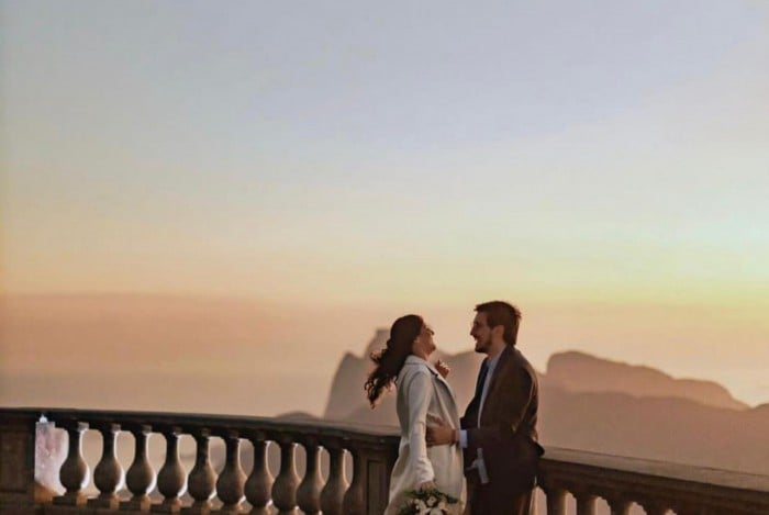 Noivos após cerimônia no Cristo Redentor