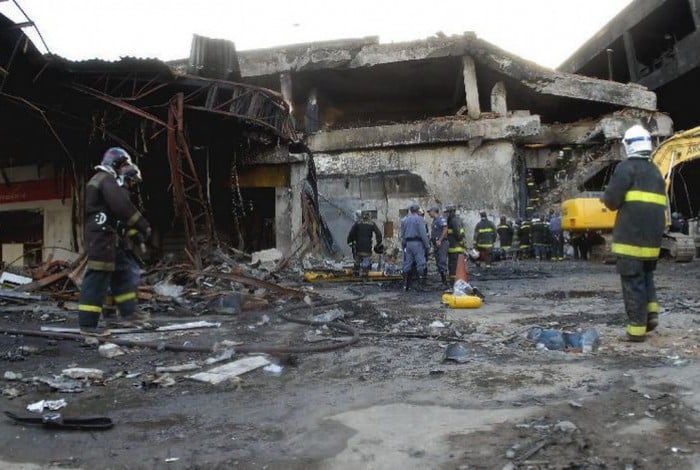 Bombeiros trabalham nas ruínas do prédio da TAM atingido pelo vôo 3054 à procura de mais vítimas do acidente