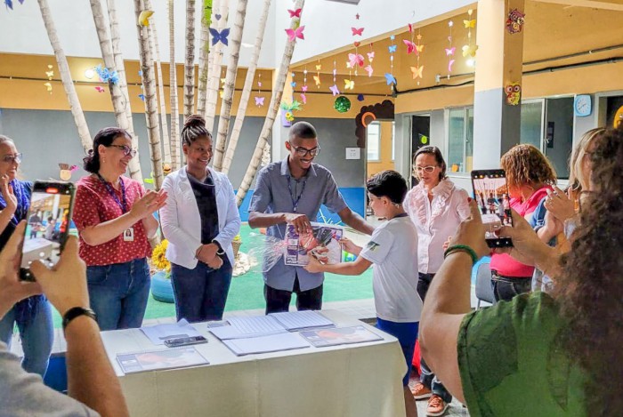 Educadores entregaram cadernos com pauta ampliada para alunos com baixa visão