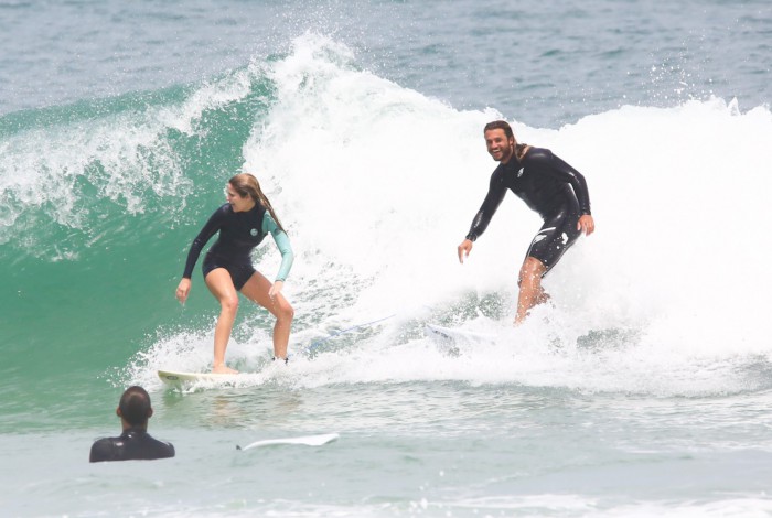 Isabella Santoni e Caio Vaz surfam em praia do Rio