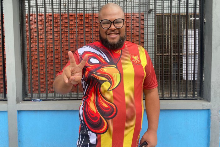 Eduardo Hollanda, de 39 anos, exerceu seu direito de votar neste domingo (2), em Parada de Lucas, Zona Norte do Rio