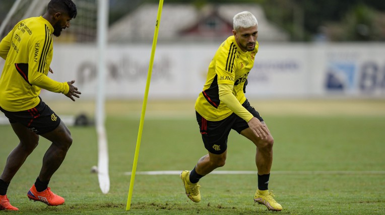 Dorival Júnior garante que Arrascaeta vai jogar a final da Copa do Brasil  contra o Corinthians