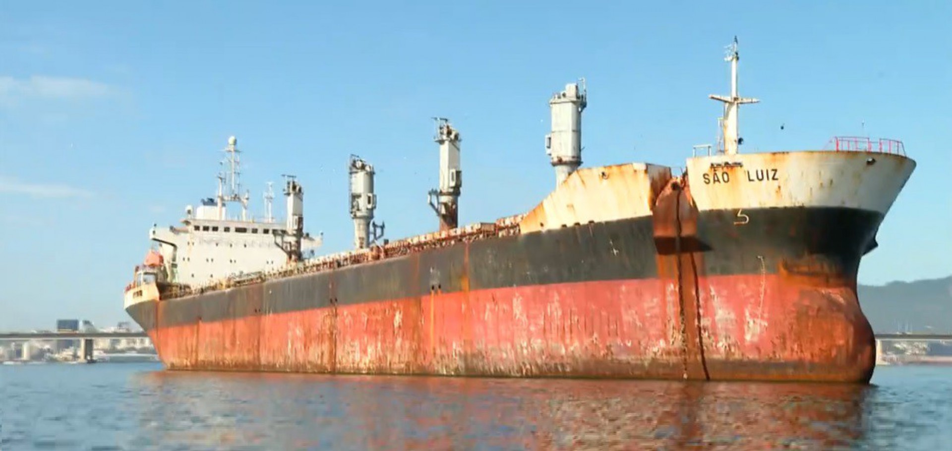 Navio graneleiro São Luiz está na Baía de Guanabara desde abril de 2016 - Reprodução de vídeo