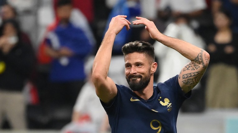 Giroud perde pênalti, mas garante classificação do Milan sobre o