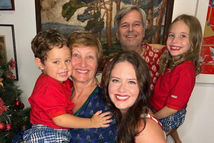 Solteira após separação de Rafael Cardoso, Mariana Bridi celebra o Natal ao lado da mãe, Sônia Bridi, dos filhos, Aurora e Valentim, e do padrasto, Paulo Zero