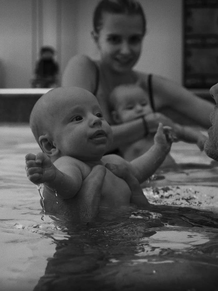 Isabella Scherer e os gêmos na piscina com o avô, o nadador Fernando Scherer