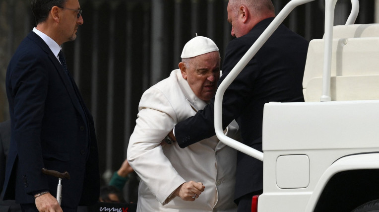 Papa Francisco diz que está com bronquite aguda infecciosa e pede orações