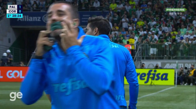 Auxiliar de Abel protesta contra arbitragem em Palmeiras x Corinthians - SBT