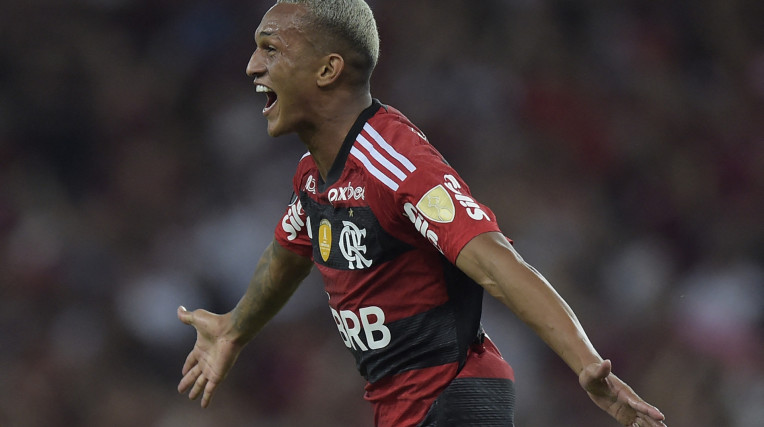 Flamengo: Wesley recebe terceiro cartão amarelo e está fora do