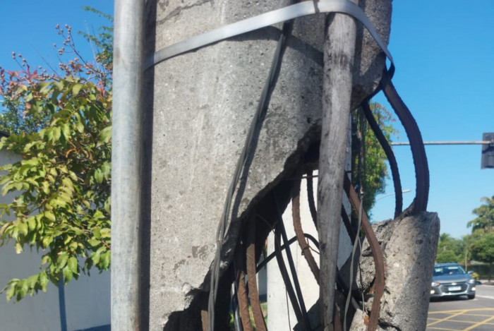 Freguesia, em Jacarepaguá, na altura da Estrada do Gabinal 1130 tem um poste que só está seguro pelos fios elétricos