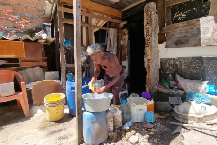 Moradora do Queto, na Zona Norte carioca, renova esperança de vida ao receber água encanada e tratada pela primeira vez: Vilma dos Santos