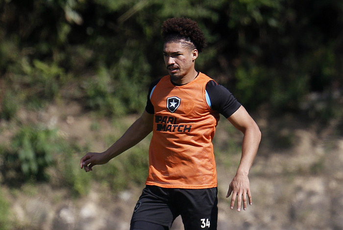 Adryelson. Treino do Botafogo no Espaco Lonier 20 de Junho de 2023, Rio de Janeiro, RJ, Brasil. Foto: Vitor Silva/Botafogo. 
Imagem protegida pela Lei do Direito Autoral Nº 9.610, DE 19 DE FEVEREIRO DE 1998. Sendo proibido qualquer uso comercial, remunerado e manipulacao/alteracao da obra.
