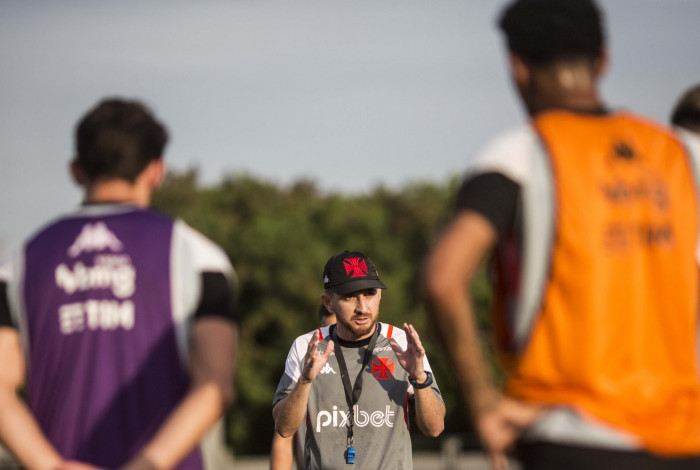 Willian Batista comanda o treino como treinador interino do Vasco da Gama no CT Moacyr Barbosa em 23 de junho de 2023. Foto: Daniel RAMALHO/VASCO