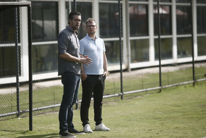 Os executivos Paulo Bracks e Johanes Spoors conversam no treino do Vasco da Gama no CT Moacyr Barbosa em 24 de junho de 2023. Foto: Daniel RAMALHO/VASCO