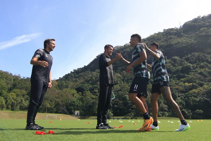 Bruno Lage cumprimenta Luis Henrique e Carlos Alberto