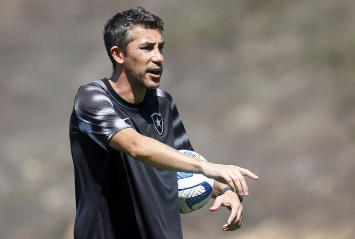 Bruno Lage. Treino do Botafogo, Estadio Nilton Santos. 22 de Agosto de 2023, Rio de Janeiro, RJ, Brasil. Foto: Vitor Silva/Botafogo. 
Imagem protegida pela Lei do Direito Autoral Nº 9.610, DE 19 DE FEVEREIRO DE 1998. Sendo proibido qualquer uso comercial, remunerado e manipulacao/alteracao da obra.
