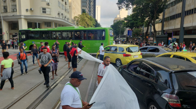 Camelôs fazem ato no Centro contra fiscalização de guardas