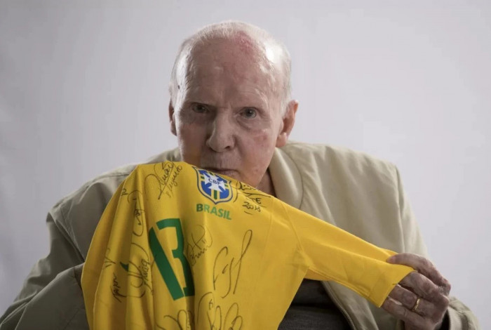 Corpo de Zagallo &eacute; enterrado no Rio ap&oacute;s vel&oacute;rio com homenagens e presen&ccedil;a de ex-jogadores