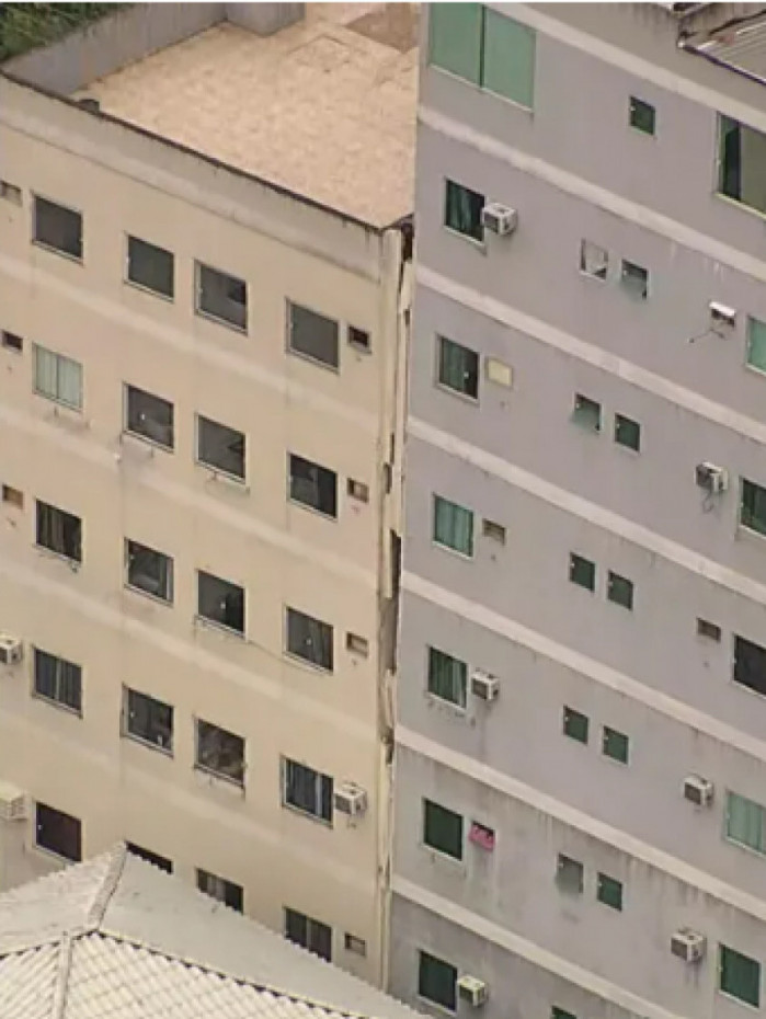 Há uma rachadura entre os edifícios e um deles está inclinado - Reprodução / TV Globo