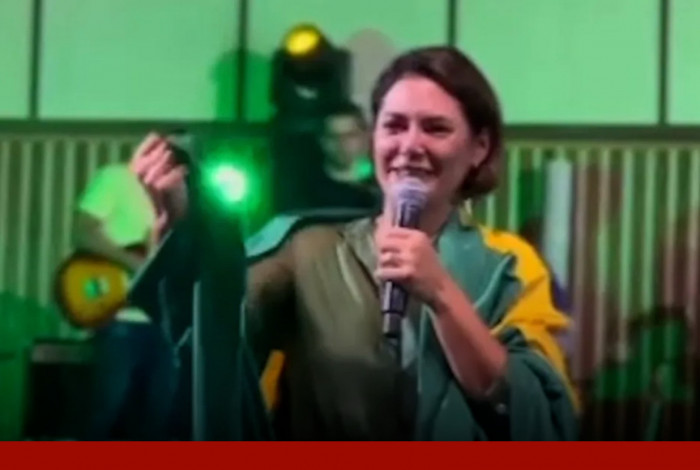  Michelle Bolsonaro chora durante culto em Brasília