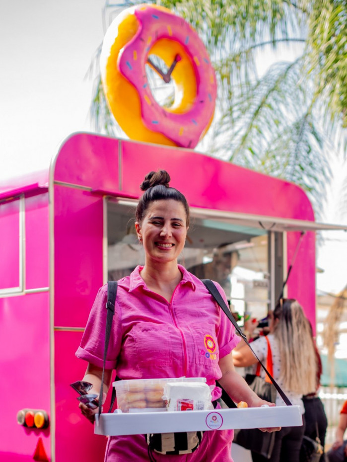 Marcelle Abreu inaugurou recentemente o Food Truck da Hora do Donut. Empresária empreende em Nova Iguaçu desde 2021 - Divulgação