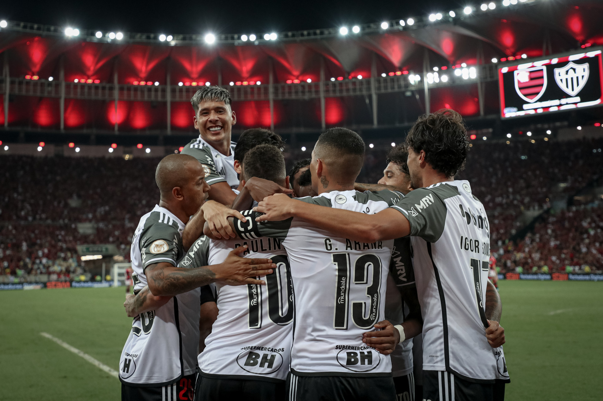 Atlético-MG atropela Flamengo no Maracanã e entra de vez na briga