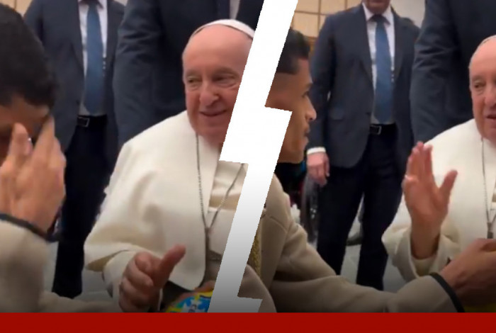 Luva de Pedreiro durante encontrou com Papa Francisco no Vaticano