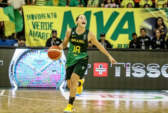 Armadora Débora Costa comanda o Brasil contra a Sérvia no pré-olímpico feminino de basquete em Belém 