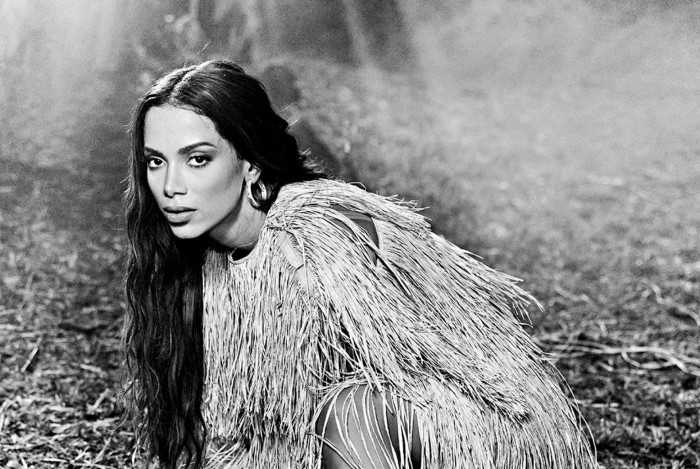 Anitta celebra espiritualidade em novo clipe.