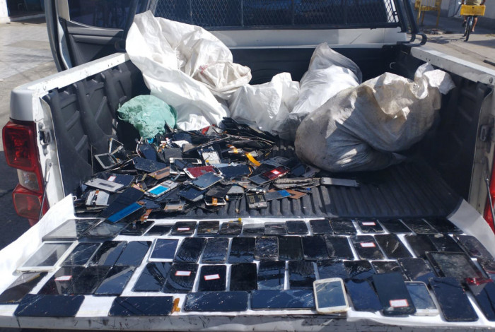 Agentes apreenderam uma tonelada de cobre, 275 celulares e carcaças de aparelhos telefônicos
